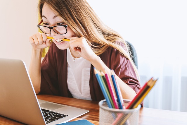 una persona che sta studiando